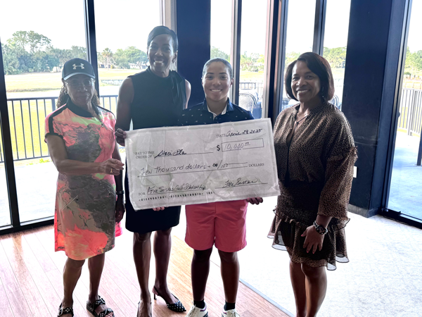Staci Pla Receives check for $10,000 from ForeSistas Golf